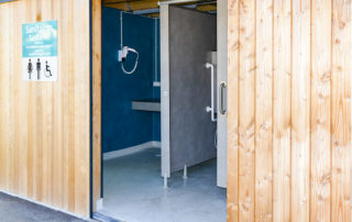 SANIBIO® Houlgate votre bloc sanitaire modulaire pour parc aquatique camping intérieur PMR